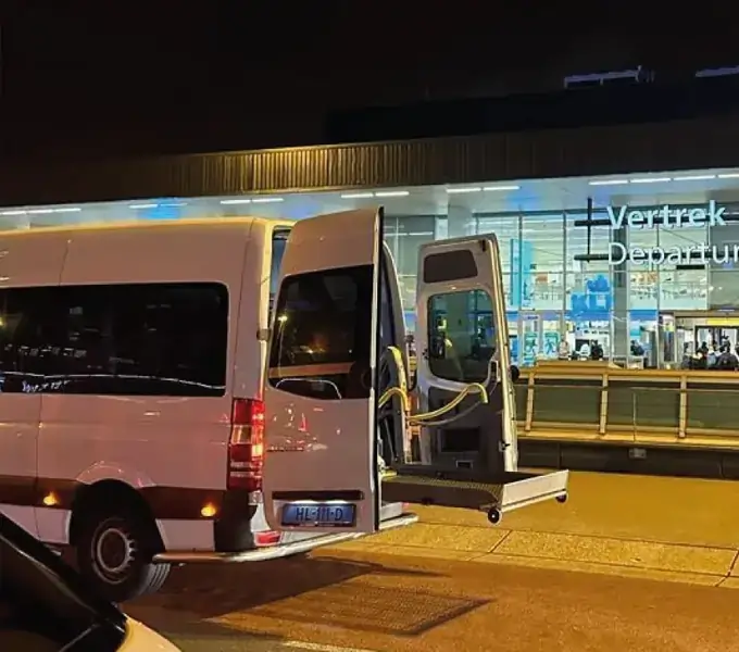 Rolstoelbus bij Schiphol voor reizigers uit Leerdam